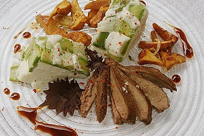 Terrine von gr&uuml;nem und wei&szlig;en Spargel mit Teriyaki - Taubenbr&uuml;stchen und Pfifferlingen