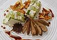 Terrine von gr&uuml;nem und wei&szlig;en Spargel mit Teriyaki - Taubenbr&uuml;stchen und Pfifferlingen
