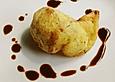 Mit Knoblauchwurst gef&uuml;llte Zwetschge im Kichererbsen - Backteig mit Balsamico