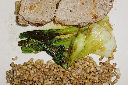Kreolischer Wildschweinr&uuml;cken auf braunen Bohnen mit Pak Choi