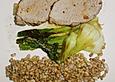 Kreolischer Wildschweinr&uuml;cken auf braunen Bohnen mit Pak Choi