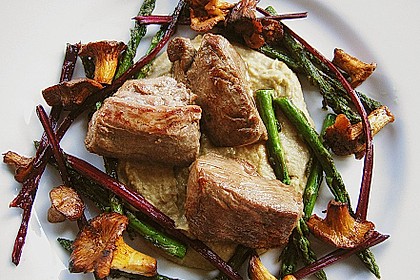 Gebratene Tranchen vom Rinderfilet, asiatisch mariniert auf Saubohnenp&uuml;ree