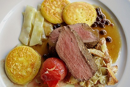 Wildschweinr&uuml;cken mit Gew&uuml;rzkruste, Kichererbsen - Blinis