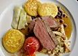 Wildschweinr&uuml;cken mit Gew&uuml;rzkruste, Kichererbsen - Blinis