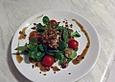 Feldsalat mit Ziegenk&auml;seb&auml;llchen in Walnussm&auml;ntelchen