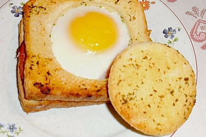 Eier im Toastbrot mit Rosmarin - Butter 48