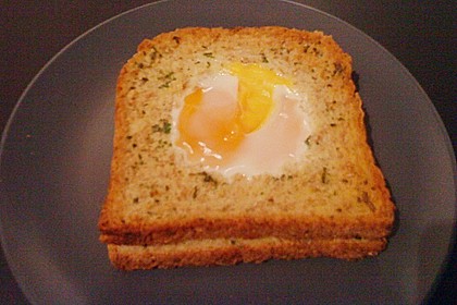 Eier im Toastbrot mit Rosmarin - Butter 50