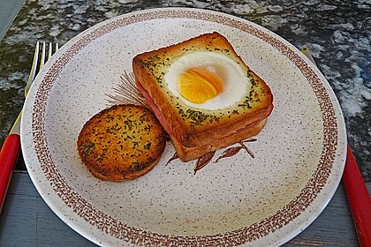 Eier im Toastbrot mit Rosmarin - Butter 10