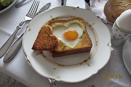 Eier im Toastbrot mit Rosmarin - Butter 1