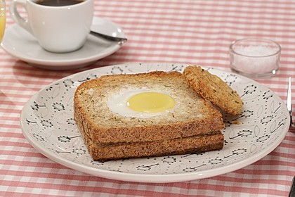 Eier im Toastbrot mit Rosmarin - Butter 8