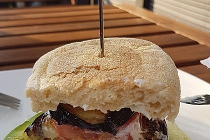 Tomaten-Auberginen-Avocado-Burger 11