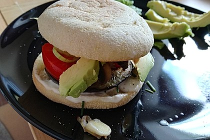 Tomaten-Auberginen-Avocado-Burger 58