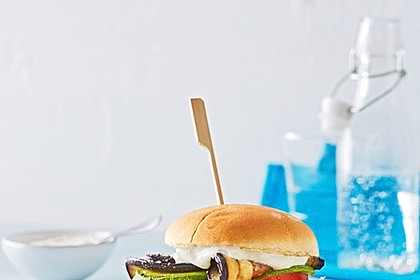 Tomaten-Auberginen-Avocado-Burger 56