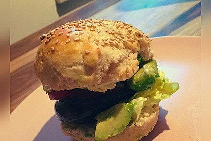 Tomaten-Auberginen-Avocado-Burger 55