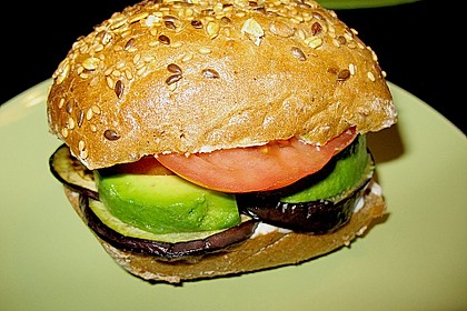 Tomaten-Auberginen-Avocado-Burger 51