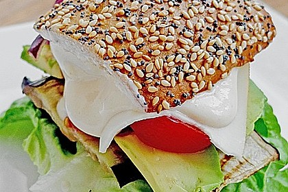 Tomaten-Auberginen-Avocado-Burger 3