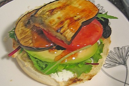 Tomaten-Auberginen-Avocado-Burger 81
