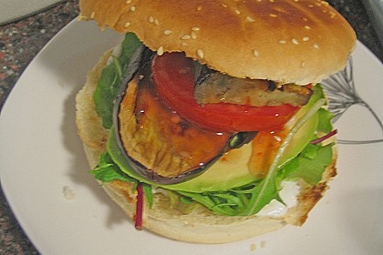 Tomaten-Auberginen-Avocado-Burger 77
