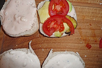 Tomaten-Auberginen-Avocado-Burger 82