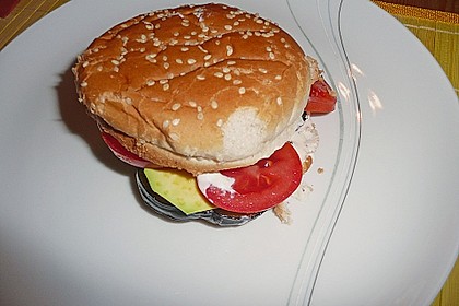 Tomaten-Auberginen-Avocado-Burger 78