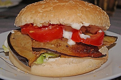 Tomaten-Auberginen-Avocado-Burger 33