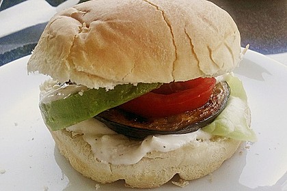 Tomaten-Auberginen-Avocado-Burger 72