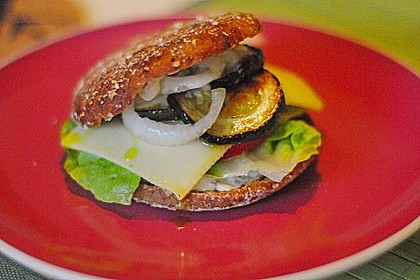 Tomaten-Auberginen-Avocado-Burger 39