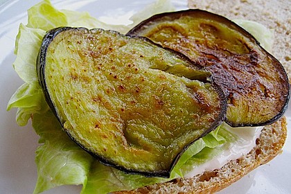Tomaten-Auberginen-Avocado-Burger 66