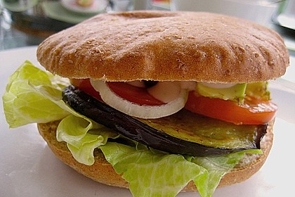 Tomaten-Auberginen-Avocado-Burger 18