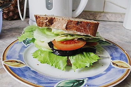 Tomaten-Auberginen-Avocado-Burger 67
