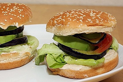 Tomaten-Auberginen-Avocado-Burger 27
