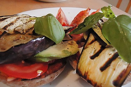 Tomaten-Auberginen-Avocado-Burger 50