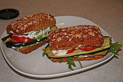 Tomaten-Auberginen-Avocado-Burger 14