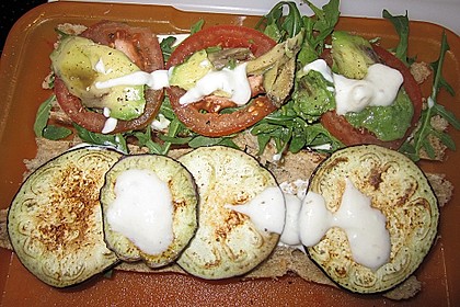 Tomaten-Auberginen-Avocado-Burger 76