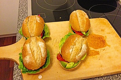 Tomaten-Auberginen-Avocado-Burger 79