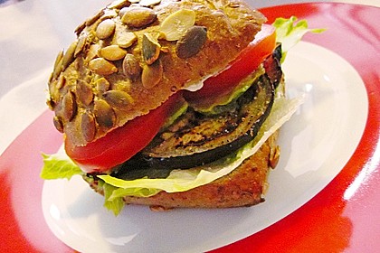 Tomaten-Auberginen-Avocado-Burger 25