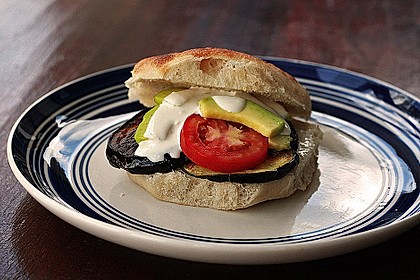 Tomaten-Auberginen-Avocado-Burger 7