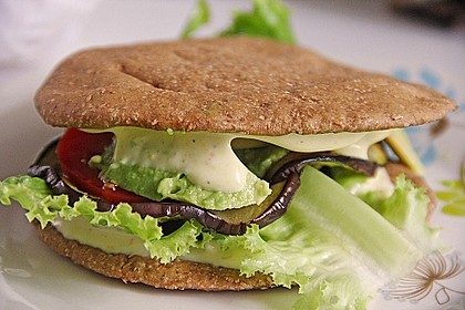 Tomaten-Auberginen-Avocado-Burger 4