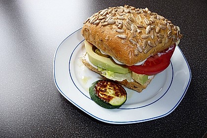 Tomaten-Auberginen-Avocado-Burger 23