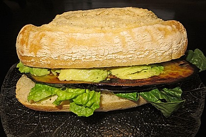 Tomaten-Auberginen-Avocado-Burger 17