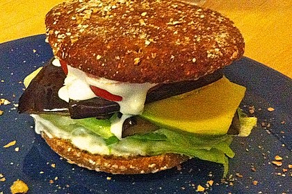 Tomaten-Auberginen-Avocado-Burger 69