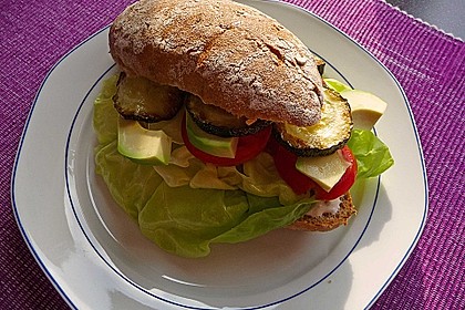 Tomaten-Auberginen-Avocado-Burger 12