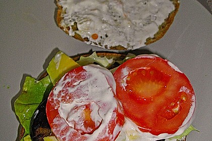 Tomaten-Auberginen-Avocado-Burger 68