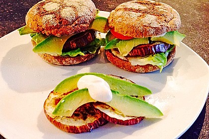 Tomaten-Auberginen-Avocado-Burger 2