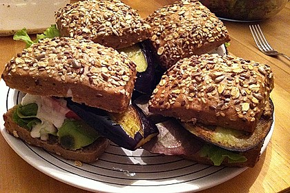 Tomaten-Auberginen-Avocado-Burger 53