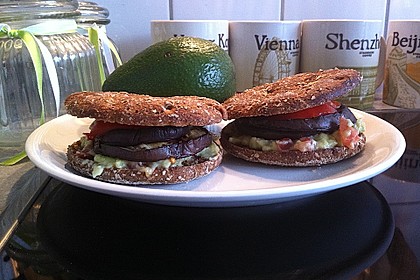 Tomaten-Auberginen-Avocado-Burger 35