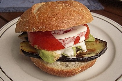 Tomaten-Auberginen-Avocado-Burger 30
