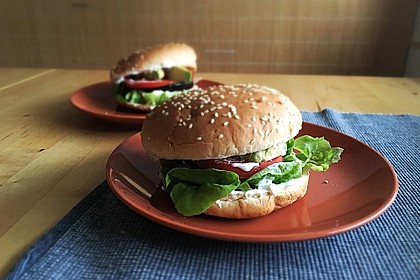 Tomaten-Auberginen-Avocado-Burger 5