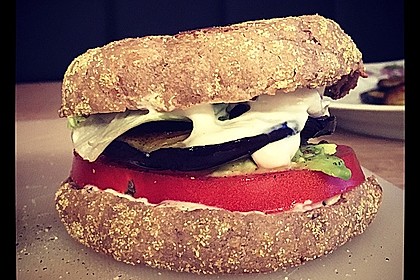 Tomaten-Auberginen-Avocado-Burger 20