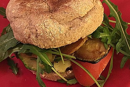 Tomaten-Auberginen-Avocado-Burger 19